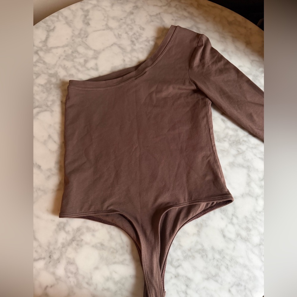 Clyque One Shoulder Long Sleeve Bodysuit in Chocolate Brown Everyday Basic - Picture 2 of 10